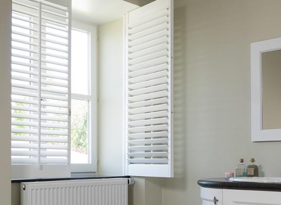 Tijdloze houten shutters bij CD Interiors, regio Kortrijk Shutter - raamdecoratie op uw maat